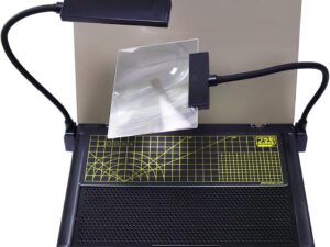 Banco da lavoro portatile Gundam con LED e lente