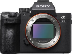 Sony Alpha 7 III: Fotocamera Mirrorless Full-Frame con Obiettivo 50mm F1.8