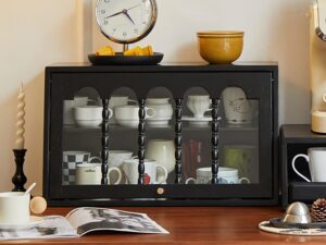 Cucina retrò: Credenza in legno massello per dispensa