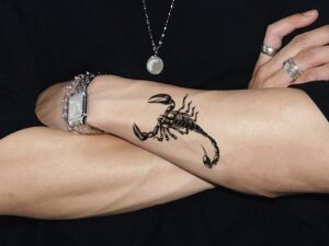 Tatuaggio adesivo Nero Scorpione - Impermeabile e Realistico